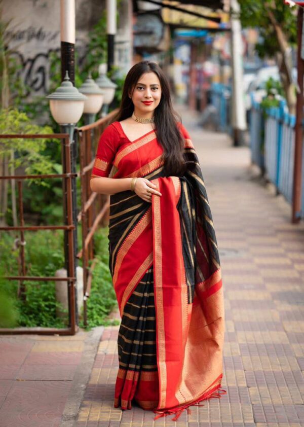 Black Saree For Stylish Wedding look